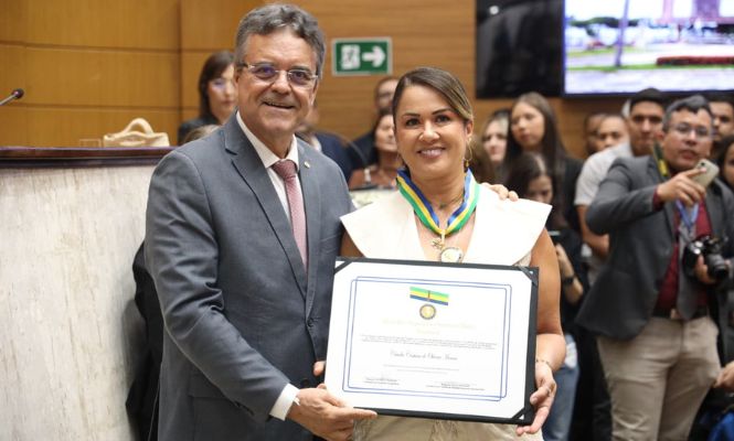Deputado Luciano Pimentel entrega Medalha Quintina Diniz à primeira-dama de Simão Dias