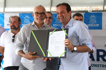 Com André Moura, Edvaldo assina nova ordem de serviço 