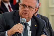 Cerca de 14 governadores do Brasil rejeitam política das armas livres de Bolsonaro