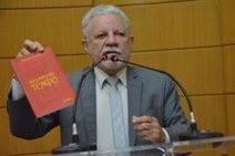 Francisco Gualberto considera “sucesso” noite de autógrafo 