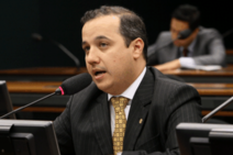 Valadares Filho conversa com Alessandro até sexta, e PSB decide hoje posição sobre presidente 