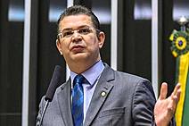 Insistir no amor e refutar o projeto de lei de Sóstenes Cavalcante