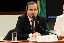 Valadares Filho visita bairro do Lamarão