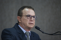 Dr. Gonzaga defende projeto para uso de contêineres em praças