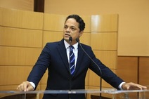 Reinaldo Moura promove um pisão de pé no deputado Samuel Barreto