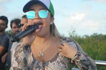 Taty Vaqueira comanda a cavalgada de Santana do São Francisco