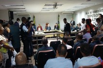 Servidores fazem ato na Assembleia