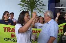 Assista: servidores da FHS protestam e Almeida Lima diz que ato é politico 