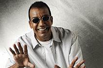 No Carnaval, como na vida, é preciso sambar com alegria