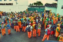 Vídeo: Trabalhadores da limpeza pública fazem paralisação
