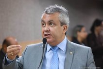 \"Prefeitura de Aracaju não paga dívidas e nem servidores\"