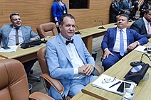 Deputado Adailton Martins, o homem da gravatinha borboleta a chamar a atenção e a fazer sucesso!