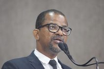 \"Elber parece que tem um transtorno obsessivo compulsivo por Edvaldo Nogueira\", diz Bittencourt 