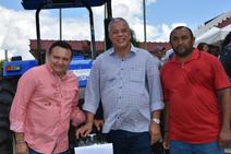 Prefeitura de Nossa Senhora do Socorro recebe trator e equipamentos agrícolas 