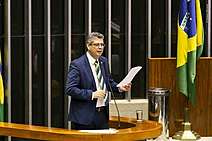 Márcio Macêdo propõe proibição do uso de símbolos nacionais com fins eleitoreiros