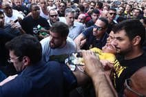 Jair Bolsonaro é ferido com faca durante campanha em Juiz de Fora