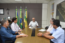 Edvaldo reúne equipe e determina intensificação da limpeza de canais 