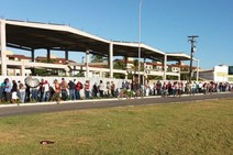 Desempregados dormem na fila em busca de vaga na termoelétrica