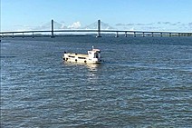 O homem que chora olhando o Rio Sergipe. Ele é um advogado que já vendeu lenha na infância!