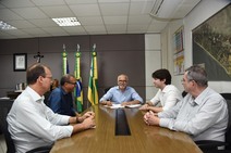 Edvaldo sanciona leis que agilizarão empréstimo para construção casas