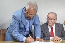 Na Alese, governador assina convênio com Clinradi