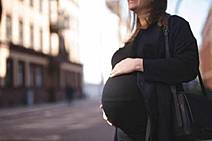 Lei determina que gestantes se afastem do trabalho presencial na pandemia 