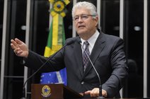 Roberto Requião denuncia ativismo judicial de Moro no caso Lula