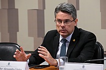 Covid: Senado aprova projeto de Alessandro Vieira para distribuição de vacinas 