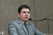 Armando Batalha Júnior: enquanto “oposição critica, servidor agradece”