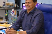 Valmir de Francisquinho fecha junho antecipando folha de pagamento e concedendo reajuste de 7% aos servidores