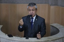Elber diz que Prefeitura mente sobre pagamento do piso dos professores