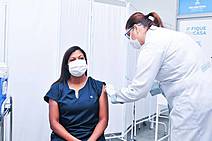 Enfermeira da Urgência 24h é a primeira profissional vacinada em São Cristóvão