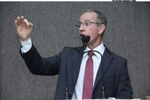 Nitinho defende gestão de Edvaldo sobre atraso de salário