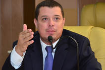  ¨André tem feito festa com o chapéu dos outros\"