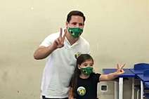 Rodrigo Valadares vota acompanhado da família e diz que expectativa é das melhores 