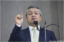 \"Quem decide  é André e quem não quiser aceitar desce goela a baixo\"  diz Elber 