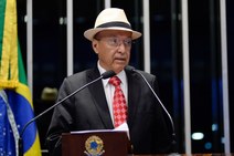 Senador Valadares destaca atuação parlamentar durante entrevista