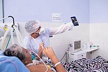 Equipe do Hospital Nossa Senhora da Conceição celebra aniversário de paciente com Covid-19