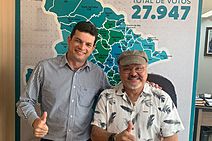 Paulo Júnior entrega título de cidadão segipano ao artista Joaquim Casaca de Couro 