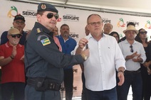 Governador entrega base móvel da PM no Sertão