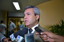 \"Prefeitura dá calote, mas paga R$ 5 milhões aos comissionados\"