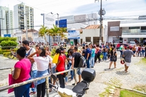 Sergipanos fazem fila quilométrica por emprego