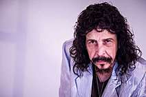 Surfar e dar comida ao cachorro ao mesmo tempo! Não é algo parecido com assobiar e chupar cana?