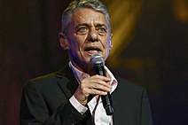 Quem está por trás de um homem triste?