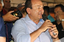 Prefeitura entrega praças e autoriza reforma de escola no povoado Brasília 