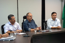 Governo reduz 900 cargos em comissão e mantém apenas 14 secretarias 