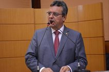 Pimentel parabeniza prefeito de Carmópolis pela recuperação de estádio