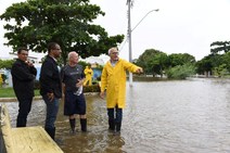 Edvaldo Nogueira visita áreas mais afetadas pelas chuvas