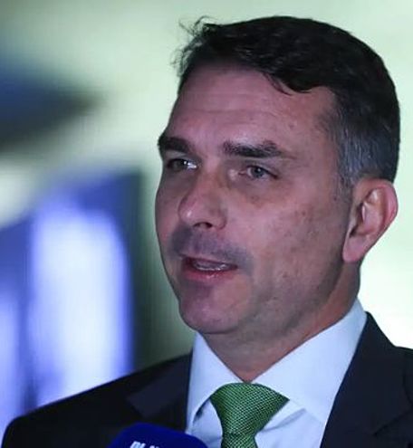 Deputados pedem investigação sobre relação entre Vorcaro e Flávio